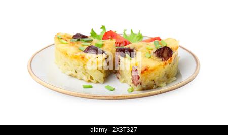 Savoureuse casserole à saucisses avec oignons verts et légumes isolés sur blanc Banque D'Images