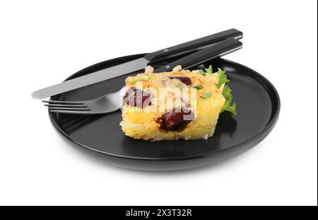 Savoureuse casserole à saucisses avec oignons verts et couverts isolés sur blanc Banque D'Images