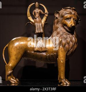 Aquamanile en forme de Lion avec une figure femelle montée, 13ème siècle, Amsterdam, pays-Bas Banque D'Images