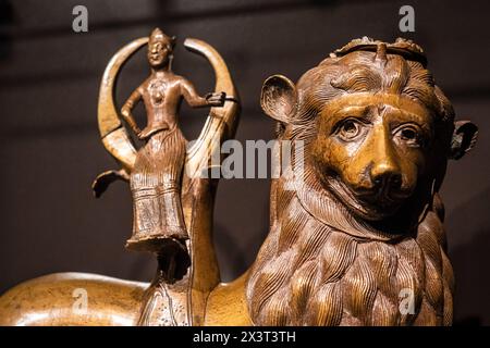 Aquamanile en forme de Lion avec une figure femelle montée, 13ème siècle, Amsterdam, pays-Bas Banque D'Images