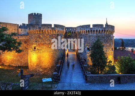 Scène nocturne dans la forteresse de Kalemegdan à Belgrade, Serbie, avec la porte Zindan magnifiquement préservée au coucher du soleil. Banque D'Images