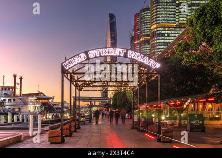 Quartier Barangaroo de Sydney, Australie le long du King Street Wharf avec gratte-ciel Crown Sydney (One Barangaroo) récemment achevé. Banque D'Images