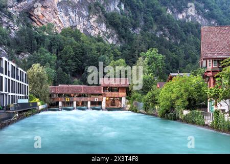 Photographie du soir du barrage historique entre le lac de Brienz et le lac Interlaken sur l'Aar, situé entre les municipalités d'Interlaken an Banque D'Images