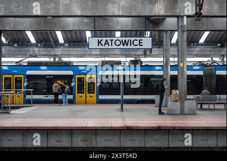 Katowice, Silésie, Pologne, 24 mars 2024 - quais et voies ferrées de la gare de Katowice Banque D'Images