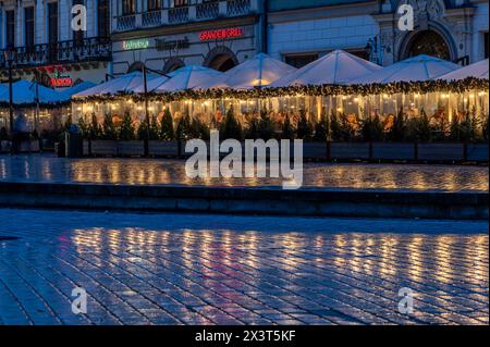 Cracovie, Pologne, 23 mars 2024 - terrasse couverte de nuit sur la place principale du marché dans la vieille ville Banque D'Images