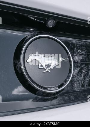 Badge voiture Ford Mustang. Logo classique de galop de cheval pour une voiture de sport ou muscle Banque D'Images