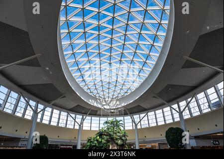 Katowice, Silésie, Pologne, 24 mars 2024 - Design intérieur futuriste du plafond du centre commercial du centre-ville de Silésie Banque D'Images