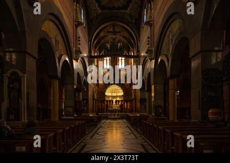 Cracovie, Pologne, 25 mars 2024 - intérieur décoré de la Basilique du Sacré-cœur de Jésus Banque D'Images