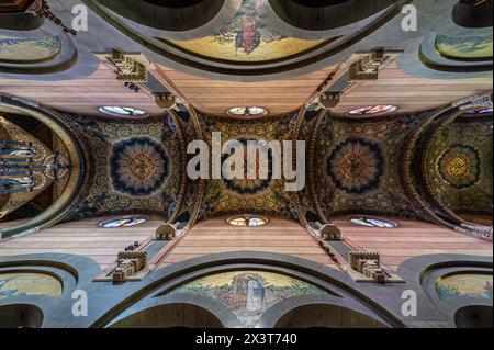 Cracovie, Pologne, 25 mars 2024 - plafond décoré de la Basilique du Sacré-cœur de Jésus Banque D'Images