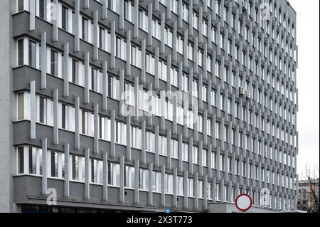 Cracovie, Pologne, 25 mars 2024 - le centre administratif de la mairie, un immeuble de bureaux de style communiste Banque D'Images