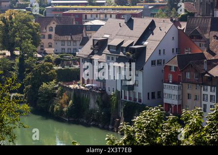 Laufenburg, Suisse. 11 septembre 2023. Vue sur le bâtiment résidentiel moderne et les maisons de location de la vieille ville de Laufenburg. Laufenburg est une ville du canton d'Argovie, en Suisse. La ville est séparée d'une ville allemande du même nom par le Rhin. Deux ponts relient maintenant les deux villes. Crédit : SOPA images Limited/Alamy Live News Banque D'Images