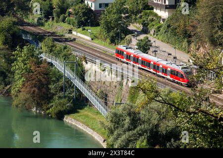 Laufenburg, Argovie, Suisse. 11 septembre 2023. Un train est vu du côté allemand du Rhin à Laufenburg. Laufenburg est une ville du canton d'Argovie, en Suisse. La ville est séparée d'une ville allemande du même nom par le Rhin. Deux ponts relient maintenant les deux villes. (Crédit image : © Karol Serewis/SOPA images via ZUMA Press Wire) USAGE ÉDITORIAL SEULEMENT! Non destiné à UN USAGE commercial ! Banque D'Images