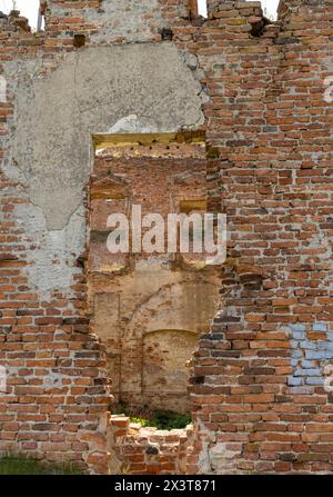 ruines de briques rouges , briques rouges endommagées du mur d'un bâtiment ancien Banque D'Images