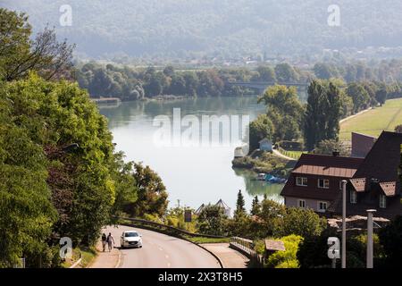 Laufenburg, Argovie, Suisse. 11 septembre 2023. Rhin, qui est la frontière entre l'Allemagne et la Suisse vu du côté allemand à Laufenburg. Laufenburg est une ville du canton d'Argovie, en Suisse. La ville est séparée d'une ville allemande du même nom par le Rhin. Deux ponts relient maintenant les deux villes. (Crédit image : © Karol Serewis/SOPA images via ZUMA Press Wire) USAGE ÉDITORIAL SEULEMENT! Non destiné à UN USAGE commercial ! Banque D'Images
