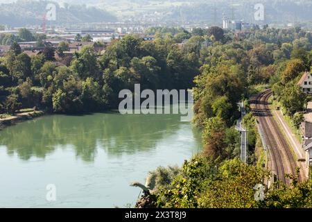 Laufenburg, Argovie, Suisse. 11 septembre 2023. Rhin, qui est la frontière entre l'Allemagne et la Suisse vu du côté allemand à Laufenburg. Laufenburg est une ville du canton d'Argovie, en Suisse. La ville est séparée d'une ville allemande du même nom par le Rhin. Deux ponts relient maintenant les deux villes. (Crédit image : © Karol Serewis/SOPA images via ZUMA Press Wire) USAGE ÉDITORIAL SEULEMENT! Non destiné à UN USAGE commercial ! Banque D'Images
