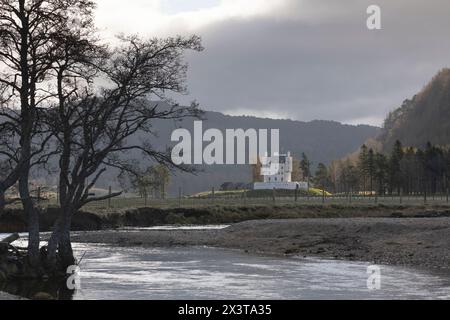 Vue sur Clunie Water dans le parc national de Cairngorms en direction du château de Braemar, pris au soleil par un matin couvert Banque D'Images