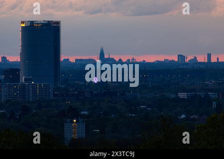 Sonnenuntergang am Rodderberg an der Landesgrenze Nordrhein Westfalen / Rheinland-Pfalz mit Blick auf den Post Tower in Bonn, ein Riesenrad in Beuel, den Kölner Dom und RTL-Messeturm in Köln, Sowie den Rheinturm in Düsseldorrf linke Hälfte 28.04.2024 Wachtberg Niederbachem NRW Deutschland *** coucher de soleil à Rodderberg à la frontière de la Rhénanie-du-Nord-Westphalie et de la Rhénanie-Palatinat avec vue sur la tour de poste à Bonn, une grande roue à Beuel, la cathédrale de Cologne et RTL Messeturm à Cologne, ainsi que la Tour du Rhin à Düsseldorf moitié gauche 28 04 2024 Wachtberg Niederbachem NRW Allemagne Copyright: Banque D'Images