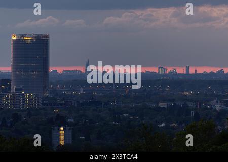 Sonnenuntergang am Rodderberg an der Landesgrenze Nordrhein Westfalen / Rheinland-Pfalz mit Blick auf den Post Tower in Bonn, ein Riesenrad in Beuel, den Kölner Dom und RTL-Messeturm in Köln, Sowie den Rheinturm in Düsseldorrf linke Hälfte 28.04.2024 Wachtberg Niederbachem NRW Deutschland *** coucher de soleil à Rodderberg à la frontière de la Rhénanie-du-Nord-Westphalie et de la Rhénanie-Palatinat avec vue sur la tour de poste à Bonn, une grande roue à Beuel, la cathédrale de Cologne et RTL Messeturm à Cologne, ainsi que la Tour du Rhin à Düsseldorf moitié gauche 28 04 2024 Wachtberg Niederbachem NRW Allemagne Copyright: Banque D'Images