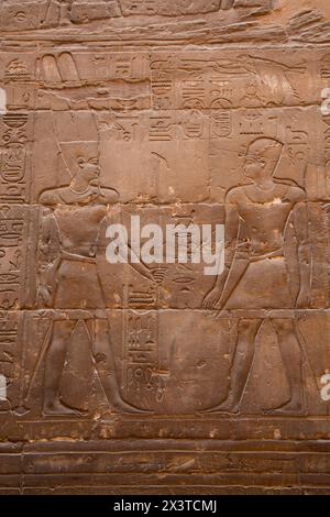 Dieu Amon (à gauche) et Pharaon, Bas relief, Temple de Louxor, site du patrimoine mondial de l'UNESCO, Louxor, Égypte Banque D'Images