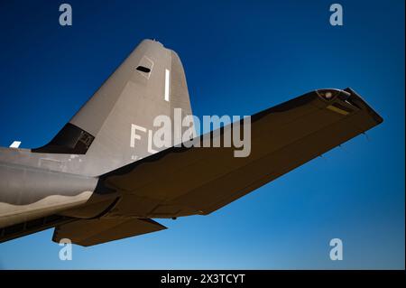 Un avion HC-130J combat King II de la 920e escadre de sauvetage est assis sur la rampe avant une mission d'entraînement de recherche et sauvetage au combat à la base spatiale Patrick, en Floride, le 24 avril 2024. Le 39th RQS exploite son avion HC-130J assigné pour mener à bien la mission de la 920th Rescue Wing de planifier, diriger et mener des opérations et des missions de sauvetage militaires qui empêchent les concurrents et les adversaires d’exploiter du personnel isolé. (Photo de l'US Air Force par Tech. Sergent James K. Thomas) Banque D'Images