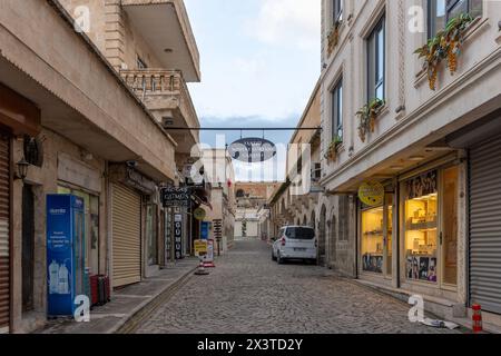 Mardin, Midyat, Turkiye - 9 Ocak 2024 ; calligraphie Midyat. Vue du panneau dans le centre du quartier Midyat. Mardin, Turquie. Banque D'Images