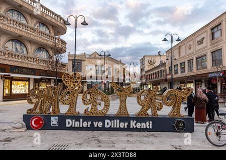 Mardin, Midyat, Turkiye - 9 Ocak 2024 ; calligraphie Midyat. Vue du panneau dans le centre du quartier Midyat. Mardin, Turquie. Banque D'Images