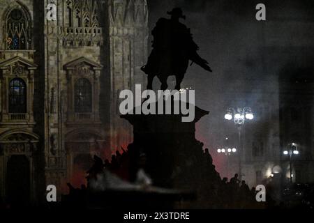 Milan, Italie. 28 avril 2024. Les supporters de l'Inter célèbrent le 20e Scudetto du club sur la place du Duomo, au centre de Milan, après le coup de sifflet final du match de Serie A TIM entre l'AC Milan et le FC Internazionale au Stadio Giuseppe Meazza à Milan, Italie, le 28 avril 202 crédit : Tiziano Ballabio/Alamy Live News Banque D'Images