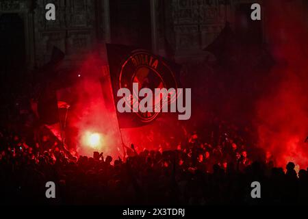 Milan, Italie. 28 avril 2024. Les supporters de l'Inter célèbrent le 20e Scudetto du club sur la place du Duomo, au centre de Milan, après le coup de sifflet final du match de Serie A TIM entre l'AC Milan et le FC Internazionale au Stadio Giuseppe Meazza à Milan, Italie, le 28 avril 202 crédit : Tiziano Ballabio/Alamy Live News Banque D'Images