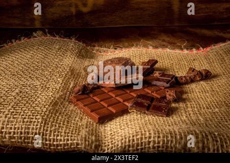 Photographie horizontale de la variété de chocolats sur fond rustique avec espace de copie sur un fond en bois Banque D'Images