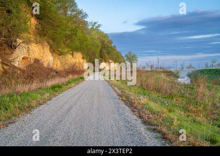 Steamboat trace, piste cyclable convertie à partir d'un chemin de fer abandonné, près du Pérou, Nebraska, paysage matinal printanier Banque D'Images