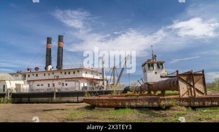 Brownville, ne, États-Unis - 19 avril 2024 : drague historique, capitaine Meriwether Lewis, en cale sèche sur une rive du fleuve Missouri. Banque D'Images