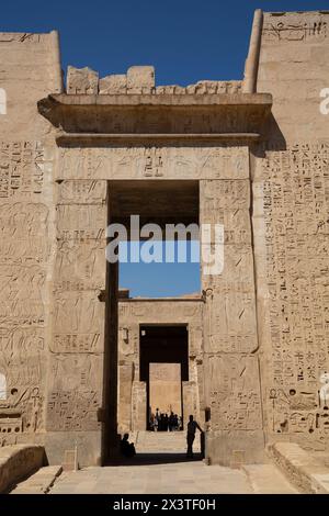 Porte d'entrée de la deuxième cour, Medinet Habu, Temple mortuaire de Ramsès III, 1187-56 av. J.-C., Thèbes antiques, site du patrimoine mondial de l'UNESCO, Louxor, Égypte Banque D'Images