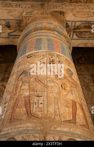 Reliefs de colonne, Portique Ouest, Medinet Habu, Temple mortuaire de Ramsès III, 1187-56 av. J.-C., Thèbes antiques, site du patrimoine mondial de l'UNESCO, Louxor, Égypte Banque D'Images