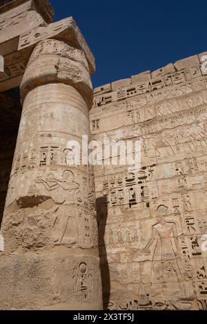 Reliefs, deuxième cour, Medinet Habu, Temple mortuaire de Ramsès III, 1187-56 av. J.-C., Thèbes antiques, site du patrimoine mondial de l'UNESCO, Louxor, Égypte Banque D'Images