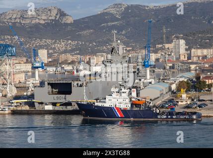 Navire d'assaut français Tonnerre en maintenance à Toulon Banque D'Images