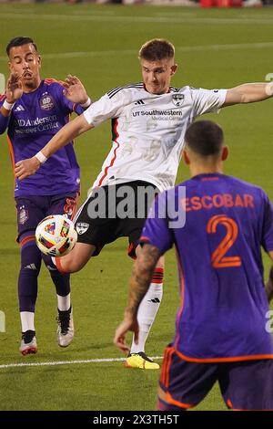 Frisco, Texas, États-Unis. 27 avril 2024. 27 avril 2024, Frisco, Texas, États-Unis : le milieu de terrain de Dallas Liam Fraser #18 frappe le ballon lors de la Major League Soccer (MLS) entre le FC Dallas et le Houston Dynamo FC au Toyota Stadium. Score final FC Dallas 2 Dynamo 0. (Crédit image : © Javier Vicencio/eyepix via ZUMA Press Wire) USAGE ÉDITORIAL SEULEMENT! Non destiné à UN USAGE commercial ! Banque D'Images