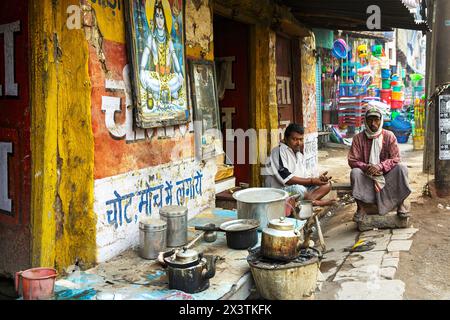 Deux hommes avec un restaurant sur le trottoir à Varanasi, Inde. Banque D'Images