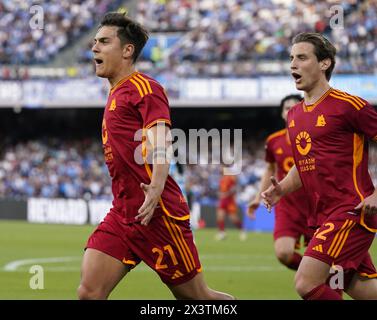 Naples. 29 avril 2024. Paulo Dybala (l) de Roma célèbre son but avec ses coéquipiers lors du match de Serie A entre Napoli et Roma à Naples, en Italie, le 28 avril 2024. Crédit : Xinhua/Alamy Live News Banque D'Images