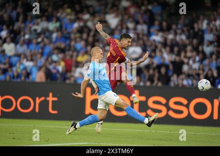 Naples. 29 avril 2024. Lorenzo Pellegrini de Rome affronte Leo Ostigard de Napoli lors du match de Serie A entre Napoli et Roma à Naples, Italie, le 28 avril 2024. Crédit : Xinhua/Alamy Live News Banque D'Images