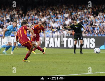 Naples. 29 avril 2024. Paulo Dybala (avant) marque le but de pénalité lors du match de Serie A entre Napoli et Roma à Naples, en Italie, le 28 avril 2024. Crédit : Xinhua/Alamy Live News Banque D'Images