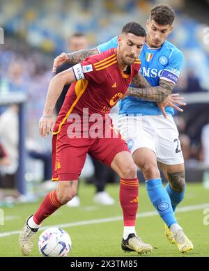 Naples. 29 avril 2024. Lorenzo Pellegrini de Roma affronte Giovanni di Lorenzo de Napoli lors du match de Serie A entre Napoli et Roma à Naples, Italie, le 28 avril 2024. Crédit : Xinhua/Alamy Live News Banque D'Images