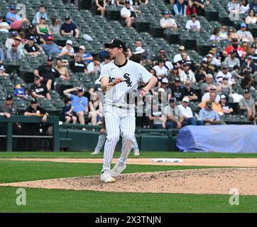 Erick Fedde #20, Pitcher des White Sox de Chicago vu en action sur le terrain alors que son départ mettait en mouvement les White Sox de Chicago à leur premier balayage de trois matchs de la saison 2024 en vertu d'une victoire de 4-2 sur les Rays de Tampa Bay au Guaranteed Rate Field. Le match de dimanche après-midi est le premier balayage de trois matchs des Chicago White Sox depuis le 2-4 juin 2023 contre les Tigers de Detroit et leur première série de victoires de trois matchs depuis le 5-7 août. Les White Sox (6-22) en ont gagné quatre d’affilée à domicile après avoir commencé 1-9. Score final ; Tampa Bay Rays 2 : 4 Chicago White Sox. Banque D'Images