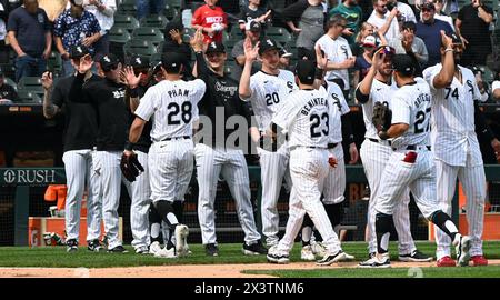 Chicago, États-Unis. 28 avril 2024. L'équipe des Chicago White Sox vue en action sur le terrain célébrant son premier balayage de trois matchs de la saison 2024 en vertu d'une victoire de 4-2 sur les Rays de Tampa Bay à Guaranteed Rate Field. Le match de dimanche après-midi est le premier balayage de trois matchs des Chicago White Sox depuis le 2-4 juin 2023 contre les Tigers de Detroit et leur première série de victoires de trois matchs depuis le 5-7 août. Les White Sox (6-22) en ont gagné quatre d’affilée à domicile après avoir commencé 1-9. Score final ; Tampa Bay Rays 2 : 4 Chicago White Sox. Crédit : SOPA images Limited/Alamy Live News Banque D'Images