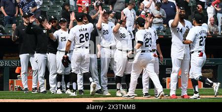 Chicago, États-Unis. 28 avril 2024. L'équipe des Chicago White Sox vue en action sur le terrain célébrant son premier balayage de trois matchs de la saison 2024 en vertu d'une victoire de 4-2 sur les Rays de Tampa Bay à Guaranteed Rate Field. Le match de dimanche après-midi est le premier balayage de trois matchs des Chicago White Sox depuis le 2-4 juin 2023 contre les Tigers de Detroit et leur première série de victoires de trois matchs depuis le 5-7 août. Les White Sox (6-22) en ont gagné quatre d’affilée à domicile après avoir commencé 1-9. Score final ; Tampa Bay Rays 2 : 4 Chicago White Sox. Crédit : SOPA images Limited/Alamy Live News Banque D'Images