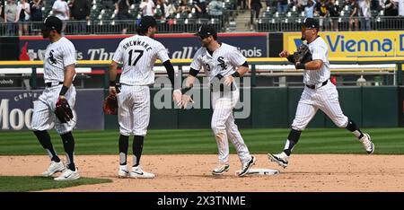 Chicago, États-Unis. 28 avril 2024. L'équipe des Chicago White Sox vue en action sur le terrain célébrant son premier balayage de trois matchs de la saison 2024 en vertu d'une victoire de 4-2 sur les Rays de Tampa Bay à Guaranteed Rate Field. Le match de dimanche après-midi est le premier balayage de trois matchs des Chicago White Sox depuis le 2-4 juin 2023 contre les Tigers de Detroit et leur première série de victoires de trois matchs depuis le 5-7 août. Les White Sox (6-22) en ont gagné quatre d’affilée à domicile après avoir commencé 1-9. Score final ; Tampa Bay Rays 2 : 4 Chicago White Sox. Crédit : SOPA images Limited/Alamy Live News Banque D'Images