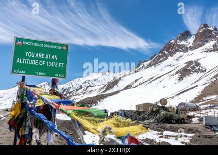 Signe au sommet du col Fotula à 13 478 pieds dans le nord de l'Himalaya indien Banque D'Images