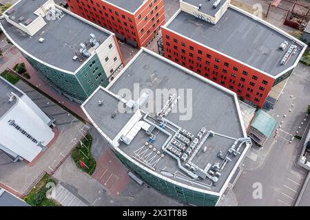 vue aérienne du complexe d'immeubles de bureaux à l'architecture urbaine moderne. photographie par drone. Banque D'Images