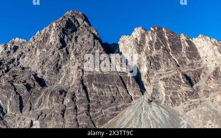 Grandes montagnes dans l'Himilaya dans la vallée de Nubra dans le nord de l'Inde Banque D'Images