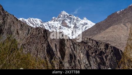 Grandes montagnes dans l'Himilaya dans la vallée de Nubra dans le nord de l'Inde Banque D'Images