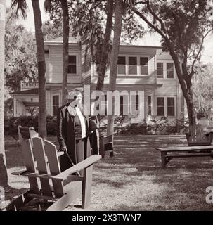 Le Dr Mary McLeod Bethune, fondatrice et ancienne présidente du Bethune-Cookman College, se rend à pied à la chapelle de Bethune-Cookman à Daytona Beach, en Floride, en janvier 1943. (ÉTATS-UNIS) Banque D'Images